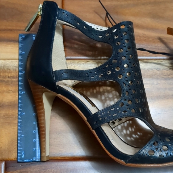 New size 5.5 heels. Black with a brown heel. - Picture 4 of 5